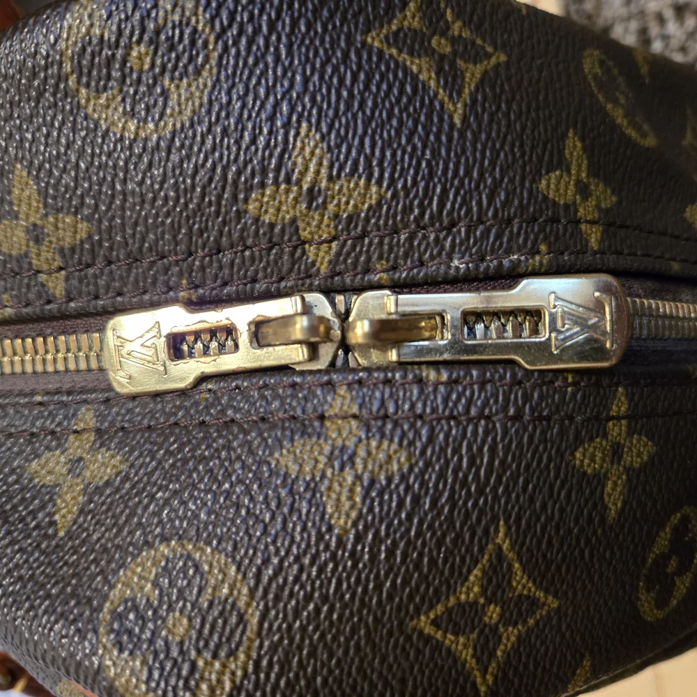 Authentic Louis Vuitton Deauville Monogram Canvas Handbag - Picture 7 of 16
